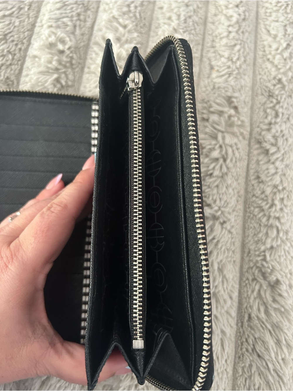 Henri Bendel Black Zip-Around Leather Wallet - Picture 4 of 4